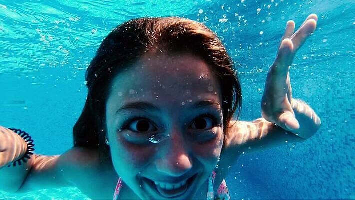 라이프스타일 여자 수영복 얼굴 어린이 스포츠 바다 여행 신체 자연 휴가 가면 사람 사람없음 물 파란색 수중 수영 거품 젖음 스노클링 당구 아래 휴양지 다이빙 암초 바보 MP4 해외동영상 클립영상 자연요소 옷 컬러 생활 신체부위 구기 장소 수상스포츠 방향 생태계 위치 동영상 수중스포츠 파일형식