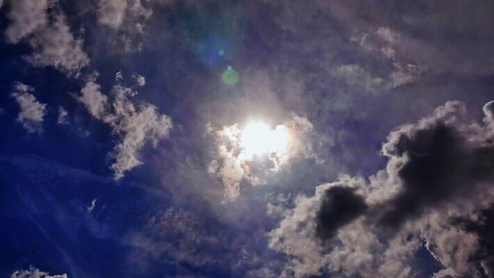 구름 컬러 백그라운드 자연 하늘 날씨 풍경 사람없음 야외 가로 여름 파란색 빛 햇빛 태양 우주 환경 흰색 전원 분위기 장면 천국 솜털 스카이라인 내추럴 오존 적란운 천창 유일 4K 타임랩스 MOV 해외동영상 클립영상 자연요소 계절 컨셉 촬영기법 전기에너지 생태계 동영상 파일형식 구름_자연