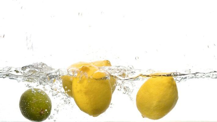 음식 컬러 포즈 백그라운드 이동 컨셉 과일 표면 귤 실내 건강 사람없음 물 빛 반사 거품 가을 흰색 물방울 신선 원형 액체 닫기 떨어짐 먹기 레몬 분무기 비타민 정물화 스플래쉬 유체 MP4 해외동영상 슬로모션 클립영상 자연요소 도형 계절 모션 촬영기법 내부 그림 동영상 영양소 파일형식