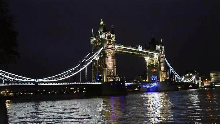 여행 건축양식 하늘 영국 잉글랜드 사람없음 물 파란색 강 탑 어둠 황혼 도시 역사 야간 큼 심볼 런던 스카이라인 도개교 랜드마크 템스강 MOV 해외동영상 클립영상 자연요소 건축물 건축 유럽 컬러 일몰 다리_건축물 크기 동영상 파일형식