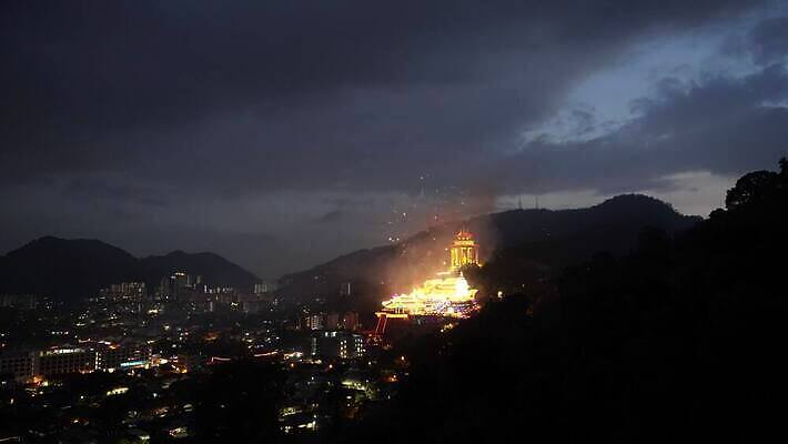 전통 아시아 종교 백그라운드 불교 건축양식 휴가 폭죽 사람없음 건물 빛 컬러풀 축제 중국 등불 축하 도시 사찰 야간 타운 말레이시아 랜드마크 4K 페낭 MOV 해외동영상 클립영상 자연요소 건축물 건축 나라 컬러 컨셉 종교건축 조명 동영상 파일형식