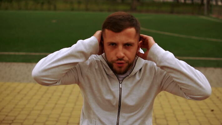 백인 남자 무기 스포츠 신체 근육 거리 건강 관리 한명 사람 20대 30대 운동복 운동 모임 파마 닫기 호흡 집중 연습 규율 복근 성인남자만 MOV 해외동영상 클립영상 서양인 1 헤어스타일 옷 컨셉 모션 청년 장년 동영상 남자만 성인만 파일형식