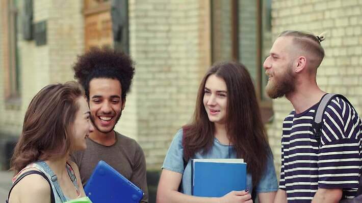 학생 라이프스타일 교육 남자 행복 휴식 함께함 대화 서기 미소 사람 소년 여러명 20대 야외 청춘 정원 공책 우정 그룹 대학교 다민족 단절 의사소통 4K MP4 해외동영상 클립영상 감정 어린이 다수 컨셉 학교 모션 문구용품 표정 말하기 청년 생활 친구 동영상 파일형식