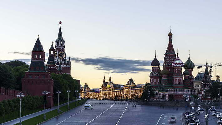 종교 시계 여행 건축양식 조명 사람없음 빨간색 성당 탑 황혼 일몰 도시 시간 사찰 센터 역사 야간 저녁 정사각형 러시아 바질 빛망울 천연기념물 랜드마크 모스크바 옛날 크렘린궁전 4K 타임랩스 MOV 해외동영상 클립영상 자연요소 도형 건축물 건축 유럽 컬러 종교건축 촬영기법 빛 노을 궁전 동영상 크렘린 파일형식