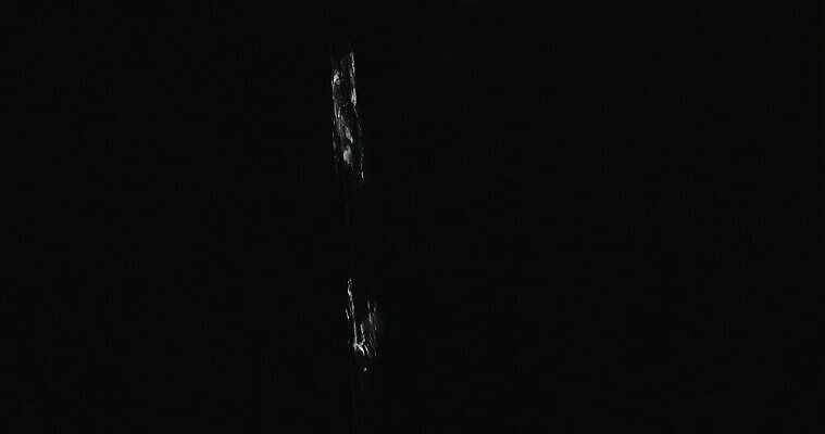 백그라운드 컨셉 추상 실내 사람없음 물 검은색 어둠 투명 액체 개울 붓기 닫기 떨어짐 순수 4K MOV 해외동영상 클립영상 자연요소 컬러 무늬 모션 내부 강 동영상 파일형식