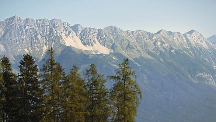 나무 공원 스포츠 여행 자연 하늘 휴가 산 풍경 사람없음 야외 여름 파란색 환경 계곡 맑음 등산 트래킹 하이킹 탐험 가을 바위 황무지 오스트리아 정상 고도 언덕 산등성이 오르기 알프스 지형 전국 절정 지질학 4K MOV 해외동영상 클립영상 식물 계절 공공시설 교육 유럽 컬러 모션 레저 날씨 돌_바위 생태계 동영상 파일형식