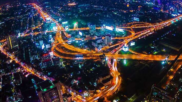 산업 아시아 도로 길 선 여행 백그라운드 곡선 비즈니스 건축양식 교통시설 자동차 태국 거리 광고판 풍경 사람없음 야외 건물 빛 도시풍경 도시 고속도로 도심 야간 교차로 방콕 장면 타운 스카이라인 빛망울 광 랜드마크 방법 수도권 절정 조감도 4K 타임랩스 MP4 해외동영상 클립영상 자연요소 건축물 건축 나라 육상교통 교통 알림판 촬영기법 시설 지역 판 동영상 파일형식
