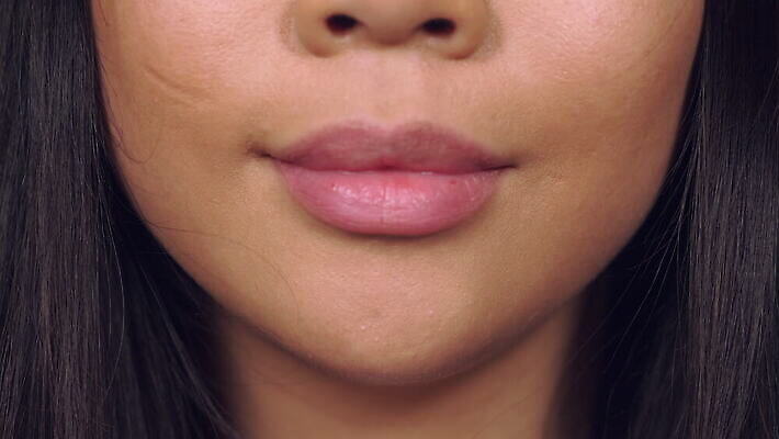 1 긴머리 응시 여자 행복 감정 얼굴 부분 갈색머리 한명 미소 웃음 사람 동양인 성인 앞모습 뷰티 머리 일본 중국 기쁨 입 닫기 입술 긍정 흉터 여자만 4K MOV 해외동영상 클립영상 헤어스타일 시선 아시아 뷰포인트 컨셉 모션 표정 인종 신체부위 상처 동영상 파일형식