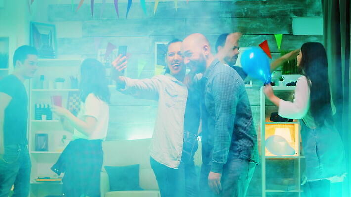 학생 여자 남자 행복 음악 탁자 전등 아파트 함께함 실내 웃음 사람 사람없음 친구 빛 스마트폰 파티 우정 기쁨 방 모임 축하 알코올 플랫 닫기 연기 야간 셀프카메라 디스코 네온 주말 사교적 4K MOV 해외동영상 클립영상 자연요소 감정 가구 컨셉 관계 모션 문화예술 조명 주택 표정 이벤트 내부 핸드폰 스마트기기 사진촬영 춤 동영상 파일형식