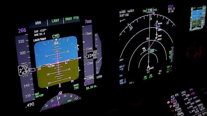 디자인 여행 교통시설 비행기 직장 사람없음 전자제품 컴퓨터 디지털 스크린 모니터 장비 과학기술 정보 기구 판넬 고급 지시 파일럿 고도 항공 속도 상업 제트기 네비게이션 대패 레이더 루트 베어링 자동화 제목 제어 MP4 해외동영상 클립영상 직업 교통 컨셉 회사 항공교통 모션 대중교통 기술 시설 동영상 파일형식