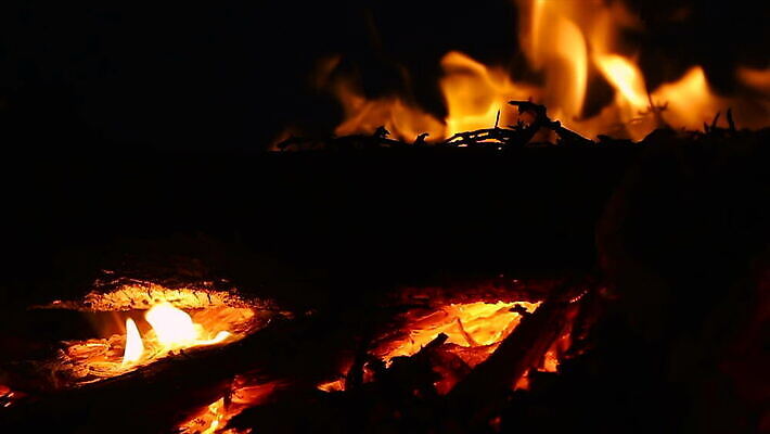 실루엣 백그라운드 오렌지 추상 불꽃 따뜻함 사람없음 야외 목재 빨간색 빛 노란색 검은색 어둠 뜨거움 막대기 닫기 연기 더위 야간 저녁 장작 모닥불 굽기 캠핑장 벽난로 매움 통나무 내추럴 강렬 여신 이스라엘 화상 MOV 해외동영상 슬로모션 클립영상 자연요소 나무 컬러 무늬 과일 재료 모션 불 날씨 촬영기법 캠핑 맛 상처 구이 동영상 서아시아 파일형식