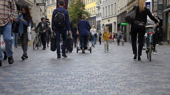 백인 1 어린이 여행 모션 거리 주택 덴마크 사람 소년 야외 달리기 산책 블록 조약돌 바위 흰색 도시 보행자 보행로 오솔길 타운 코펜하겐 MOV 해외동영상 슬로모션 클립영상 서양인 남자 길 컬러 휴식 촬영기법 북유럽 건물 돌_바위 동영상 파일형식