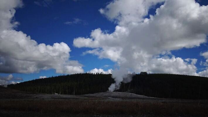 구름 여행 북아메리카 자연 하늘 휴가 파노라마 국립공원 풍경 사람없음 물 세계 여행객 미국 봄 에너지 액체 재산 수증기 숲 폭발 땅 언덕 내추럴 와이오밍 지열 4K MP4 해외동영상 클립영상 자연요소 계절 공원 촬영기법 아메리카 사람 금융 생태계 동영상 파일형식