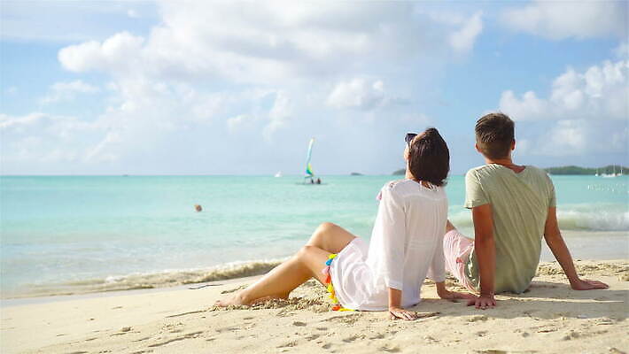 라이프스타일 커플 행복 모래 바다 컬러 여행 2 가족 관계 포옹 자연 휴가 휴식 함께함 사랑 서기 사람 성인 두명 물 파란색 침묵 낭만 자유 신혼여행 몰디브 이국적 4K MOV 해외동영상 클립영상 자연요소 감정 아시아 결혼 컨셉 안기 모션 생활 소리 생태계 동영상 파일형식