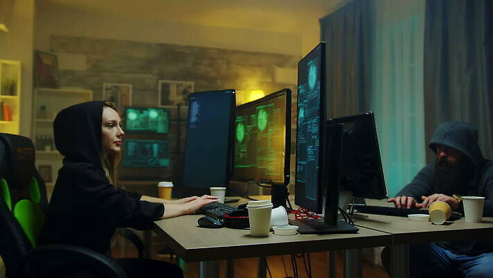 여자 인터넷 사람없음 컴퓨터 스크린 모니터 웹 어둠 방 정보 타이핑 네트워크 조직 그룹 센터 바이러스 암호 공격 비밀 사이버 보안 신분 시스템 해킹 해커 깊이 데이터베이스 서버 소프트웨어 악성코드 4K MOV 해외동영상 클립영상 컨셉 모션 안전 사람 전자제품 범죄 동영상 파일형식