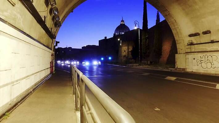 도로 여행 이동 건축양식 교통시설 모션 자동차 거리 사람없음 건물 빛 여행객 어둠 일몰 새벽 산책 운전 도시 터널 성자 야간 로마 속도 아치 장면 후보 1인칭시점 4K MP4 해외동영상 사도궁 클립영상 자연요소 건축물 시선 건축 종교 길 육상교통 교통 컨셉 휴식 사람 노을 이탈리아 궁전 시설 동영상 바티칸 파일형식