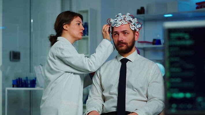 과학 건강 병원 실험 스터디 컴퓨터 약 머리 디지털 스크린 모니터 헤드폰 기계 장비 환자 의사 정보 마음 네트워크 엔지니어 실험실 질병 연구원 과학자 분석 뇌 시설 하이테크 조절 개발 스캐너 4K MOV 해외동영상 클립영상 직업 음향기기 컨셉 의학 기술 신체부위 전자제품 학습 의료진 기술자 동영상 학자 파일형식