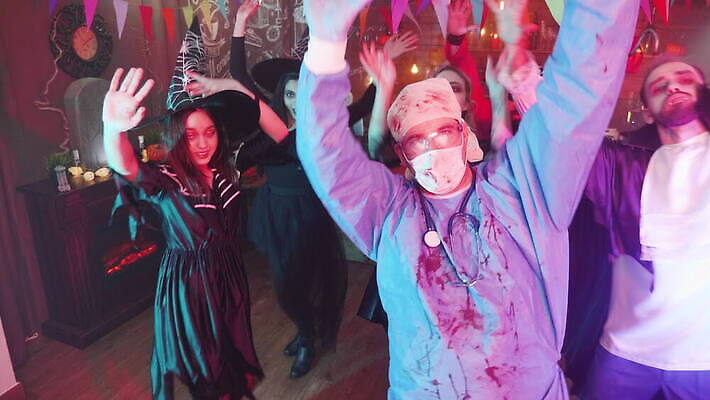 캐릭터 옷 백그라운드 휴가 조명 사람 장식 친구 청춘 파티 어둠 황혼 우정 기쁨 할로윈 의사 춤 바 그룹 야간 무서움 클럽 디스코 마녀 변장 해적 외과 10월 흡혈귀 호러 유흥 4K MOV 해외동영상 클립영상 자연요소 감정 음악 컨셉 의학 관계 문화예술 병원 이벤트 일몰 의료진 날짜 도둑 공포 동영상 파일형식