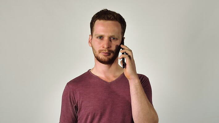 백인 1 남자 감정 얼굴 모바일 수염 세포 대화 협상 한명 사람 20대 빨간색 스마트폰 핸드폰 외침 분노 닫기 스마트 공포 생강 빨간머리 반응 비명 셀룰러 밀레니얼 4K MOV 해외동영상 클립영상 서양인 헤어스타일 컬러 컨셉 채소 비즈니스 모션 말하기 청년 신체부위 경제 전자제품 스마트기기 소리 동영상 파일형식