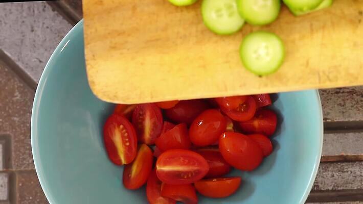 손 음식 조각 백그라운드 잎 다이어트 토마토 채소 재료 탁자 오이 도마 건강 요리 사람없음 목재 빨간색 초록색 여름 주방 식사 저녁식사 샐러드 신선 양념 칼 맛 혼합 상추 자르기 먹기 유기농 날것 비타민 내추럴 점심식사 숙성 채식주의자 비건 맛있는 4K MOV 해외동영상 클립영상 나무 식물 웰빙 계절 컬러 가구 컨셉 모션 주방용품 신체부위 채식 동영상 영양소 파일형식