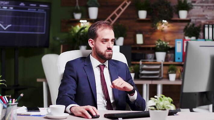 직업 행복 회사 비즈니스 사업가 성공 직장 미소 앉기 정장 사람없음 노트북 컴퓨터 사무실 공책 기쁨 축하 우승 업무 작업 비즈니스맨 행운 재산 주식 큼 책상 경영자 점수 해결 변호사 승자 필승 스타일 자극 4K MOV 해외동영상 클립영상 옷 남자 감정 가구 컨셉 모션 문구용품 표정 금융 전자제품 최고 직장인 크기 리더 동영상 파일형식