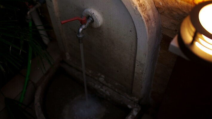 라이프스타일 남자 아들 어린이 모래 신체 가족 맨발 발 휴가 휴식 조명 수영장 건강 그림자 사람 성인 사람없음 야외 물 젖음 흐름 신선 닫기 떨어짐 씻기 빨래 저녁 작음 수도꼭지 돌봄 벌거벗은 샤워실 양발 위생관리 텅스텐 헬프 MOV 해외동영상 클립영상 자연요소 컨셉 가사 관계 모션 관리 생활 신체부위 청결 도움 원소 야간 크기 동영상 샤워시설 파일형식