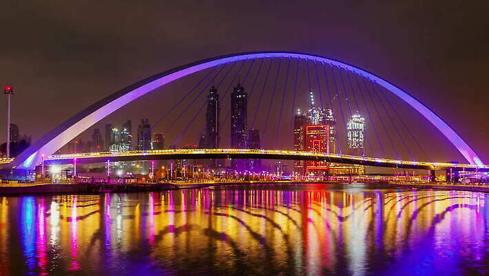 디자인 건축양식 사람없음 야외 관광지 강 컬러풀 반사 고층빌딩 새벽 야간 아치 스카이라인 빛망울 아랍에미리트 개발 두바이 랜드마크 4K 타임랩스 MOV 해외동영상 클립영상 자연요소 건축 컬러 여행 중동 촬영기법 빌딩 빛 동영상 파일형식