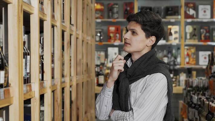 라이프스타일 잡화 남자 음료 음식 생각 포도 실내 건강 종류 한명 성인 빨간색 장미 라벨 상점 와인 수확 알코올 최고 시장 선택 구매 상품 소중 고객 스마트 소매 슈퍼마켓 매각 4K MOV 해외동영상 클립영상 1 꽃 컬러 컨셉 농업 과일 프레임 주류 사람 내부 생활 쇼핑 동영상 파일형식