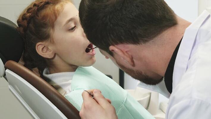 라이프스타일 여자 남자 어린이 상의 가족 탁자 수염 건강 병원 미소 앉기 두명 알약 약 어둠 고통 의사 흰색 가운 치아 질병 피부 만족 치과의사 추천 방문 문제 돌봄 조언 치료사 4K MOV 해외동영상 클립영상 직업 옷 감정 컬러 가구 의학 관계 모션 표정 사람 생활 신체부위 의료진 소화기관 동영상 파일형식