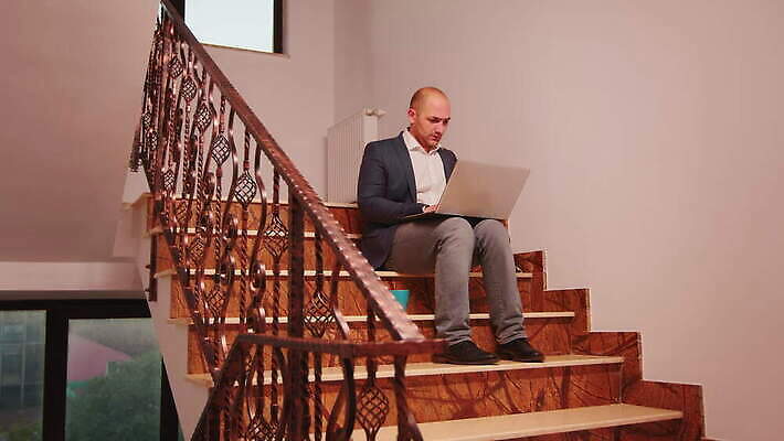 직업 라이프스타일 응시 회사 비즈니스 사업가 그래프 노동자 스트레스 직장 실내 피곤 앉기 사람없음 건물 금융 노트북 사무실 독서 계단 어둠 타이핑 잡기 작업 비즈니스맨 저녁 종업원 분석 동료 경영자 바쁨 야근 경영 과로 마감 프로젝트 4K MOV 해외동영상 클립영상 건축물 시선 남자 컨셉 관계 모션 내부 생활 경제 전자제품 업무 직장인 야간 리더 동영상 파일형식