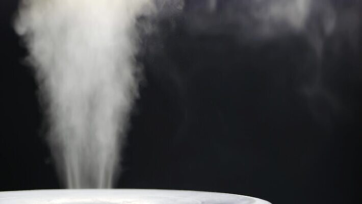 백그라운드 건강 사람없음 물 검은색 어둠 습기 젖음 촉촉함 안개 흰색 물방울 고리 호흡기관 연기 호흡 수증기 수분 분무기 수분크림 천식 카피스페이스 비어있는 4K MP4 해외동영상 클립영상 자연요소 컬러 날씨 화장품 공백 장기_의학 질병 동영상 파일형식