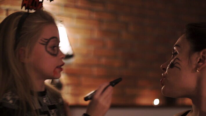 전통 라이프스타일 계절 여자 어린이 음식 2 신체 오렌지 가족 호박 주택 실내 미소 사람 두명 노란색 파티 페인트 임산부 임신 할로윈 가을 등불 아기 대접 예측 무서움 심볼 10월 돌봄 잭오랜턴 호러 복부 MOV 해외동영상 클립영상 감정 컬러 컨셉 채소 과일 관계 모션 조명 표정 이벤트 내부 건물 생활 신체부위 날짜 공포 동영상 파일형식