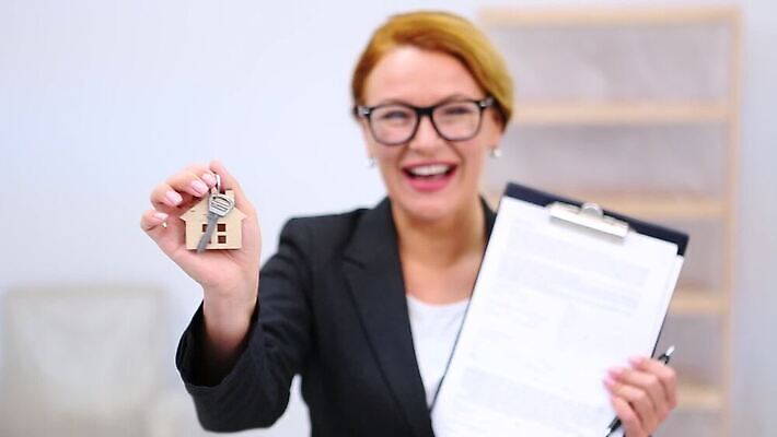 라이프스타일 커플 여자 행복 컨셉 가족 모션 남편 열쇠 새로움 아파트 주택 함께함 한명 사람 내부 세일 방 아내 재산 플랫 구매 투자 주인 대출 렌탈 진짜 소유 MP4 해외동영상 클립영상 1 감정 비즈니스 관계 건물 생활 금융 쇼핑 동영상 파일형식