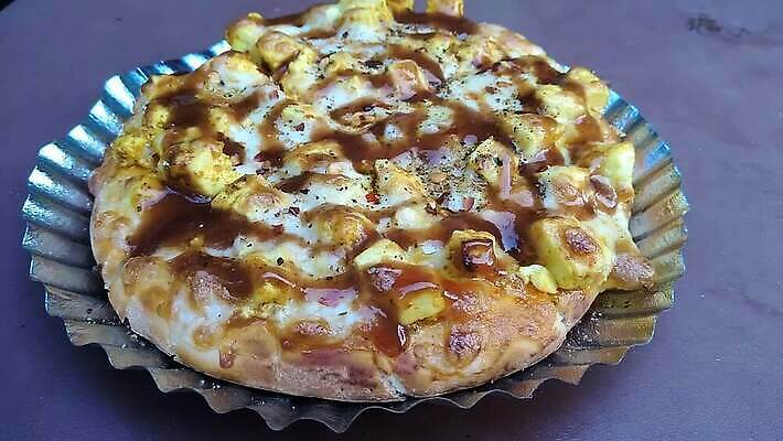 전통 음식 조각 백그라운드 토마토 채소 탁자 치즈 피자 육류 요리 사람없음 목재 빨간색 식당 검은색 식사 저녁식사 이탈리아 껍질 시골 신선 뜨거움 소시지 맛 굽기 속도 메뉴 올리브 반죽 후추 바질 점심식사 고립 마르게리타피자 모짜렐라치즈 살라미 페퍼로니 피자집 핸드메이드 카피스페이스 맛있는 MP4 해외동영상 클립영상 나무 열매 유럽 컬러 가구 컨셉 식재료 재료 유제품 패스트푸드 서양음식 상점 공백 가공식품 구이 향신료 동영상 파일형식