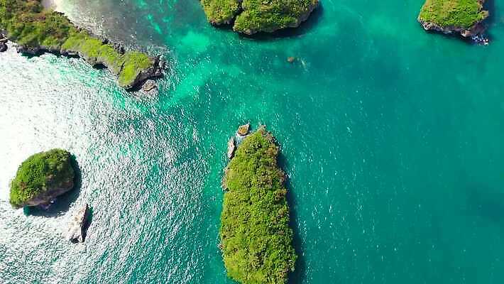 아시아 모래 바다 섬 여행 자연 휴가 휴식 국립공원 해변 사람없음 야외 초록색 물 하이앵글 모래사장 햇빛 맑음 휴양지 장면 석호 내추럴 항공촬영 전국 조감도 터키석 파라다이스 4K MOV 해외동영상 클립영상 자연요소 공원 나라 뷰포인트 컬러 컨셉 날씨 태양 장소 보석 생태계 동영상 파일형식