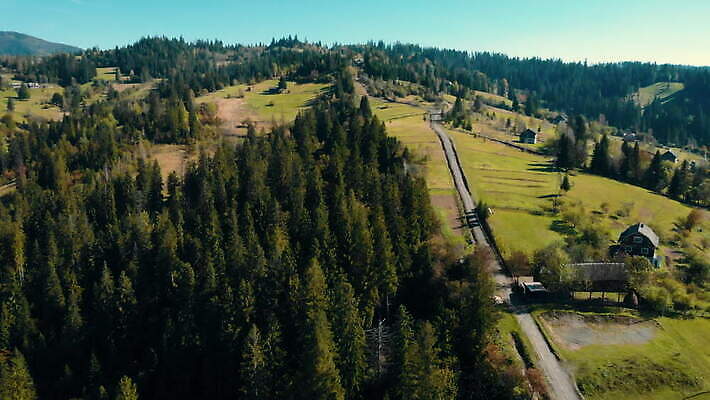 주간 나무 도로 여행 밭 자연 산 안테나 사람없음 초록색 마을 일출 계곡 일몰 시골 소나무 정상 숲 언덕 알프스 슛 산악지대 항공촬영 드론 우크라이나 절정 조감도 4K MOV 해외동영상 클립영상 자연요소 식물 유럽 길 뷰포인트 컬러 농업 통신 교통시설 노을 생태계 동영상 파일형식