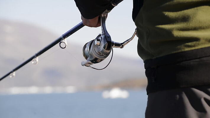 백인 낚시 휴식 기술 손잡이 한명 취미 야외 잡기 그린란드 돌리기 락다운 MOV 해외동영상 클립영상 서양인 1 섬 컨셉 모션 레저 덴마크 사람 동영상 파일형식