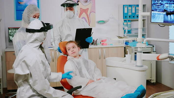 어린이 엄마 건강 치과 병원 작업복 말하기 대화 가면 약 장비 시험 간호사 의사 바이러스 치아 온도계 체온계 보호장비 측정 치과의사 예방 약속 방문 온도 문제 틀니 설문지 치아교정 치통 코로나바이러스 뉴노멀 4K 구강학 MOV 해외동영상 클립영상 옷 교육 의학 가족 모션 사람 경제 의료진 소화기관 질병 교정 동영상 파일형식