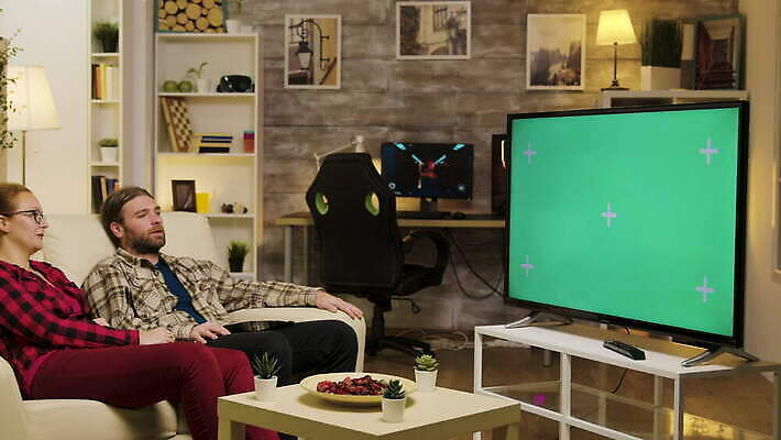 백인 라이프스타일 커플 여자 남자 행복 여유 결혼 2 거실 관계 주택 함께함 실내 미소 사람 앉기 여러명 성인 소파 텔레비전 방 관찰 아내 날짜 저녁 영화 4K MOV 해외동영상 클립영상 서양인 감정 다수 컨셉 의자 모션 문화예술 표정 이벤트 내부 건물 생활 전자제품 야간 동영상 파일형식