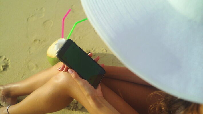 백인 라이프스타일 여자 수영복 행복 얼굴 음료 여행 텍스트 모바일 휴가 휴식 세포 한명 미소 성인 여름 스마트폰 뷰티 섹시 주스 흰색 칵테일 메시지 전화기 스마트 코코넛 돌봄 문자메시지 이국적 4G 4K MOV 해외동영상 클립영상 서양인 1 옷 계절 감정 컬러 컨셉 과일 모션 주류 표정 IT 사람 생활 신체부위 핸드폰 스마트기기 동영상 파일형식