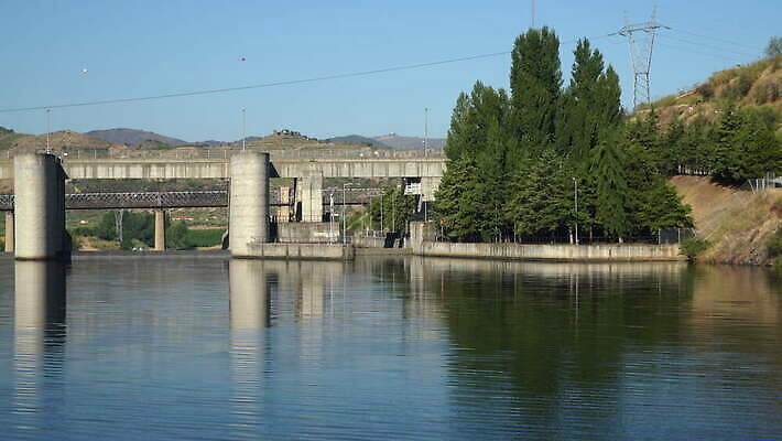 산업 벽 여행 사람없음 야외 물 강 힘 도시 큼 댐 포르투갈 잠금 대문 수로 운하 세대 도루강 수력발전 콘크리트 4K MOV 해외동영상 클립영상 자연요소 공공시설 유럽 문 발전 크기 보안 동영상 수력에너지 파일형식