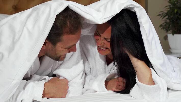 라이프스타일 커플 기념일 행복 감정 여유 결혼 가족 관계 포옹 호텔 결혼식 아침 남편 휴식 주택 함께함 건강 사랑 미소 웃음 두명 기쁨 침실 낭만 신혼여행 침대 표현 아내 목욕가운 주말 유대감 4K MOV 해외동영상 클립영상 주간 가구 컨셉 안기 숙소 표정 사람 이벤트 건물 생활 가운 동영상 파일형식