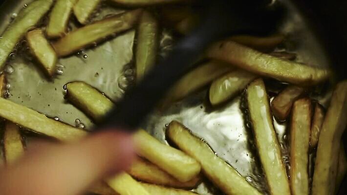 음식 다이어트 감자 패스트푸드 요리 사람없음 주방 식사 튀김 뜨거움 붓기 기름 냄비 폐기물 굽기 버너 속도 올리브 칼로리 프랑스어 점심식사 보일러 카놀라 해로움 MOV 해외동영상 클립영상 문자 열매 컨셉 채소 모션 건강 인스턴트 솥 쓰레기 구이 동영상 파일형식