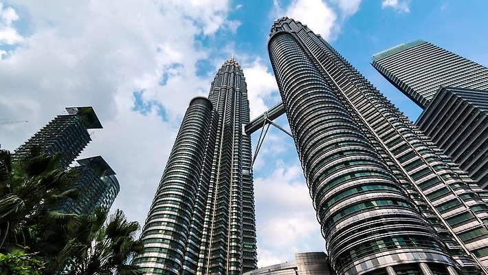 구름 공원 아시아 여행 비즈니스 건축양식 하늘 호텔 안테나 풍경 사람없음 건물 빛 도시풍경 세계 사무실 햇빛 탑 고층빌딩 성장 도시 닫기 도심 쌍둥이 장면 타운 스카이라인 말레이시아 랜드마크 수도권 인기 4K 타임랩스 MOV 해외동영상 클립영상 자연요소 건축물 공공시설 건축 나라 통신 가족 모션 숙소 촬영기법 빌딩 태양 지역 동영상 파일형식