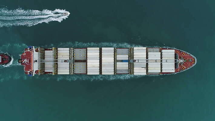 산업 바다 교통시설 안테나 사람없음 세로 화물 보트 보행로 컨테이너 화물선 무역 함선 물류 수입 조감도 4K MOV 해외동영상 클립영상 길 교통 배_교통 통신 운송업 시설 동영상 파일형식