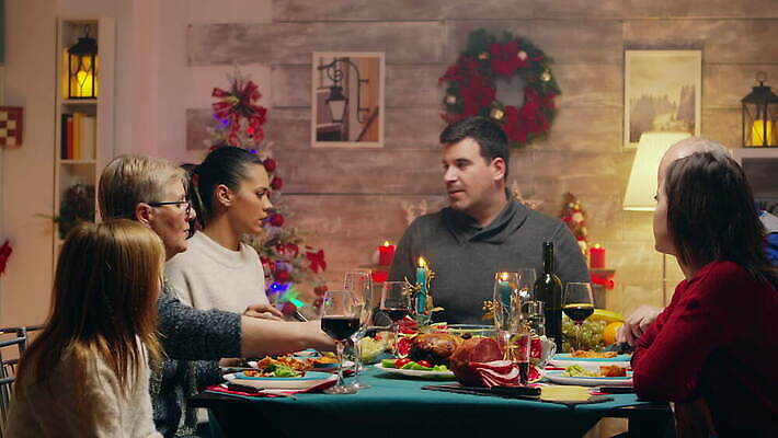 백인 계절 남자 음식 크리스마스 겨울 통신 가정 가족 탁자 휴가 새해 주택 기념 함께함 실내 이벤트 성인 내부 장식 파티 축제 식사 저녁식사 치킨 모임 축하 그룹 칼 야간 자르기 주인 세대 설정 칠면조구이 4K MOV 해외동영상 클립영상 자연요소 서양인 기념일 가구 컨셉 관계 모션 사람 건물 구이 동영상 닭고기요리 파일형식