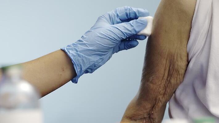 여자 노년 건강 병원 사람 동양인 두명 약 환자 간호사 의사 닫기 질병 간호 주사약 돌봄 백신 사스 코로나바이러스 4K MOV 해외동영상 클립영상 의학 모션 인종 성인 의료진 바이러스 동영상 파일형식