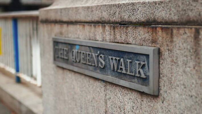 나무 식물 영어 공원 유럽 벽 여행 백그라운드 건축양식 난간 하늘 영국 잉글랜드 거리 풍경 사람없음 야외 초록색 강 도시풍경 걷기 금속 정원 산책 바위 도시 역사 숲 사인 런던 내추럴 랜드마크 명패 옛날 철강 콘크리트 레터링 4K MOV 해외동영상 클립영상 문자 공공시설 건축 나라 컬러 모션 재질 휴식 돌_바위 동영상 파일형식