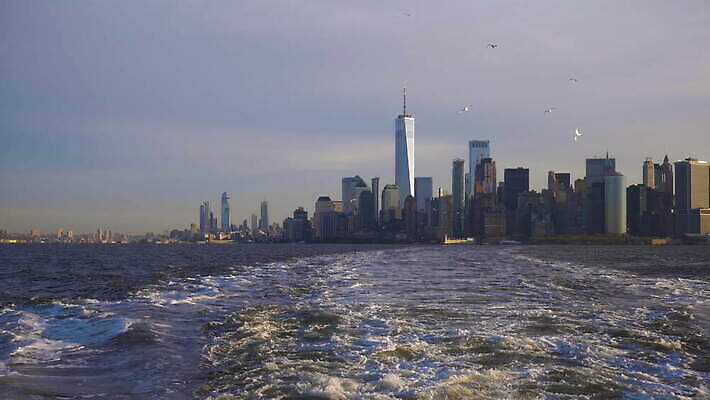 바다 건축양식 갈매기 아침 사람없음 건물 물 도시풍경 일출 고층빌딩 미국 도시 만 도심 뉴욕 스카이라인 맨해튼 패닝샷 4K MOV 해외동영상 클립영상 주간 자연요소 건축물 건축 북아메리카 조류 촬영기법 풍경 빌딩 노을 동영상 파일형식