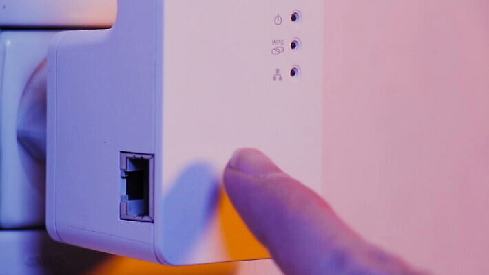 백인 손 남자 선 벽 인터넷 통신 손가락 주택 안테나 사람 사무실 자료 장비 네트워크 닫기 콘센트 연결 접속 무선전화기 오브젝트 신호 와이파이 전자 언론 랜 모뎀 방화벽 MOV 해외동영상 클립영상 서양인 비즈니스 모션 건물 신체부위 전화기 무선인터넷 동영상 파일형식